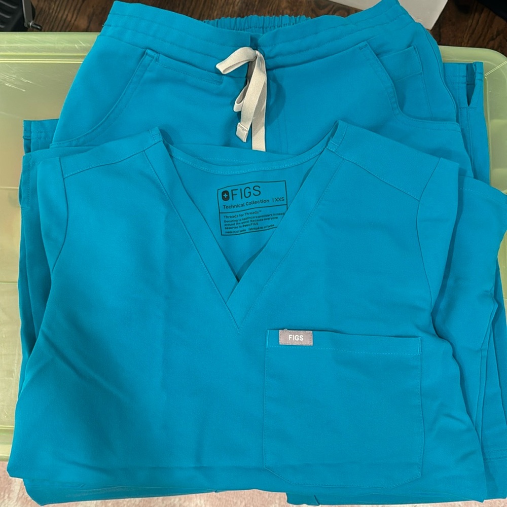 Caterina one pocket top xxs. Yola Skinny Scrub Pants xxs